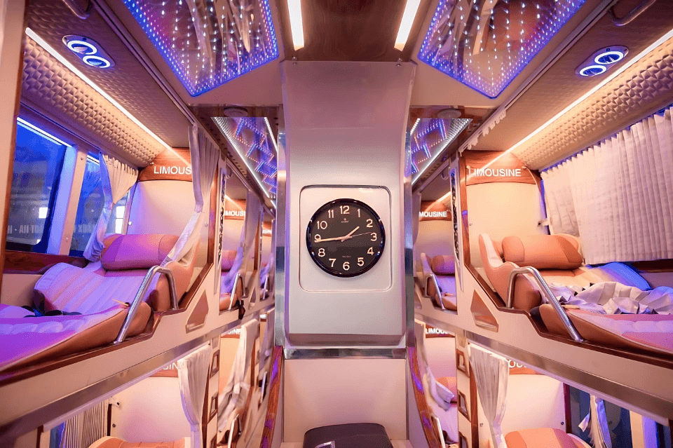 Khoang nằm riêng tư có rèm che trên xe limousine Queen Cafe Bus