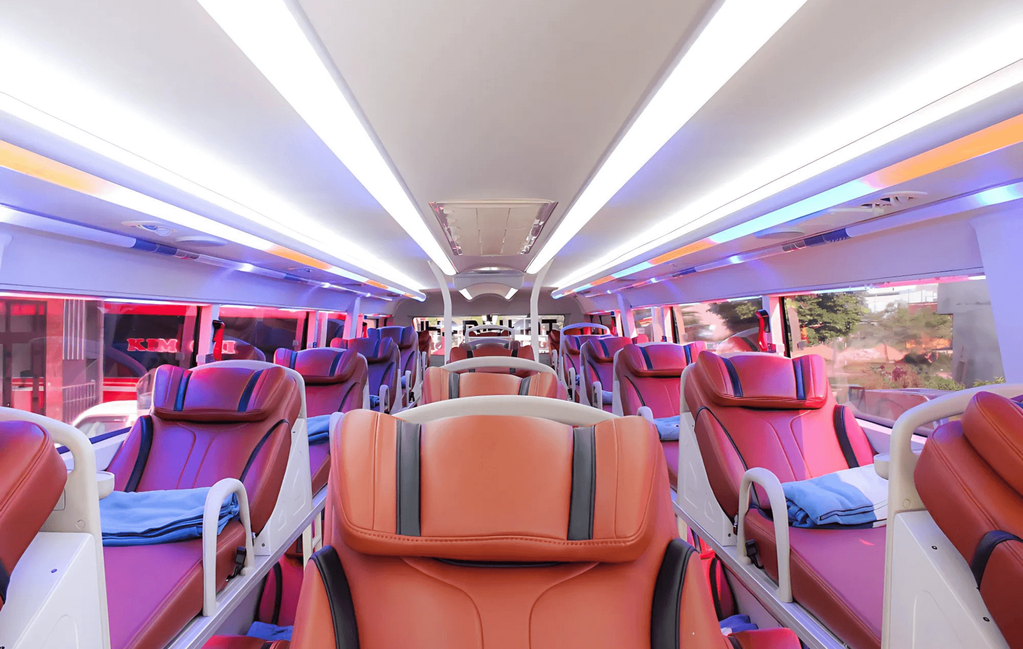 Nội thất xe khách giường nằm tiêu chuẩn của nhà xe Queen Cafe Bus