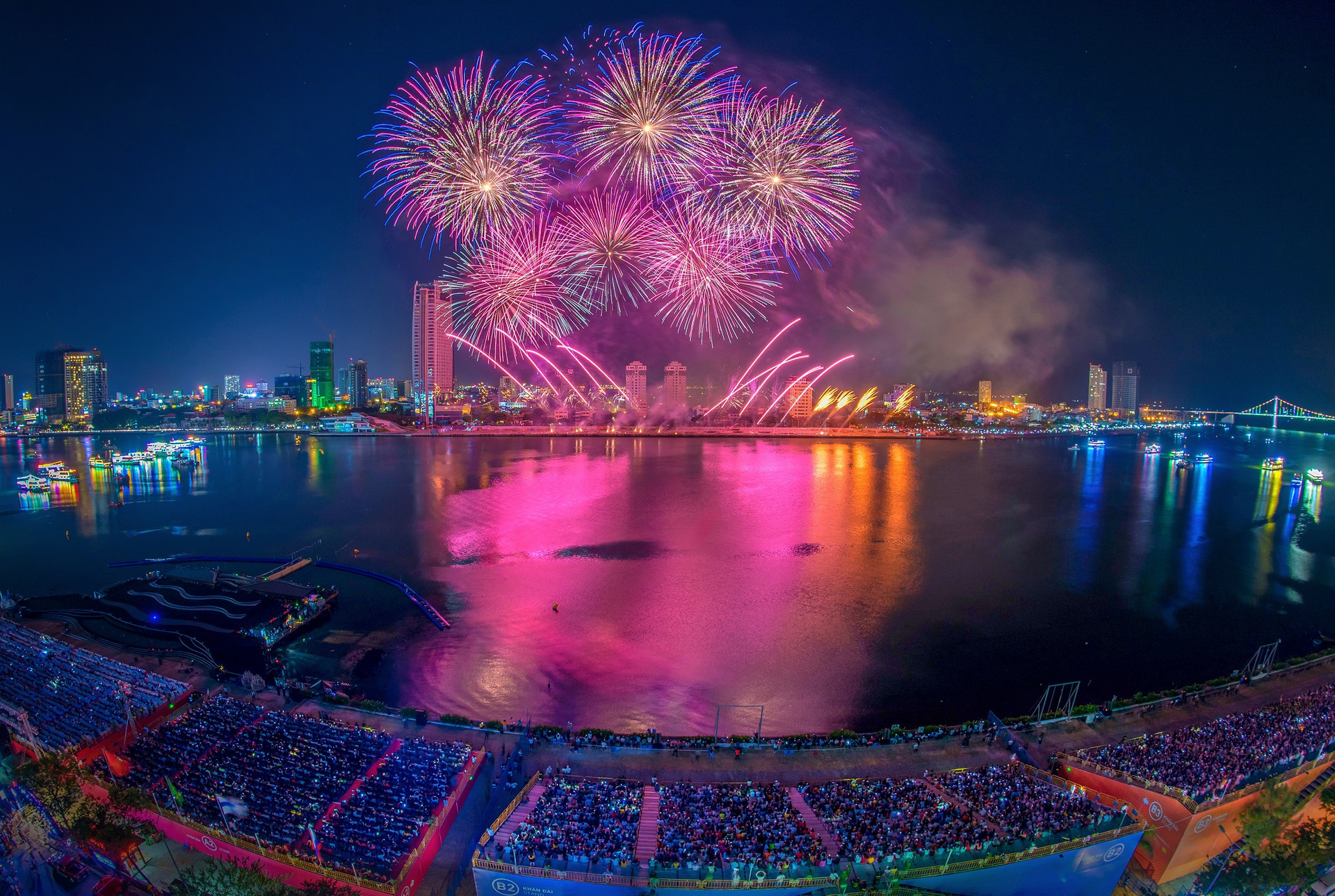 Khán đài chính lễ hội pháo hoa Đà Nẵng 2025 (Nguồn: Tỉnh Quảng Nam)