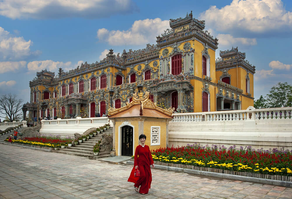 Áo dài là trang phục được du khách chọn khi checkin Điện Kiến Trung (Nguồn sưu tầm) Áo dài là trang phục được du khách chọn khi checkin Điện Kiến Trung (Nguồn sưu tầm)
