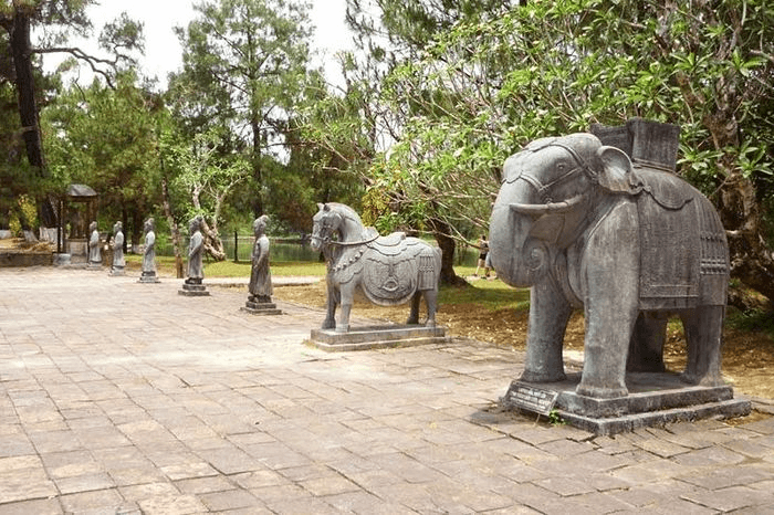 Bái Đính lăng Minh Mạng với hai hình tượng quan văn, quan võ,... (Ảnh sưu tầm) Bái Đính lăng Minh Mạng với hai hình tượng quan văn, quan võ,... (Ảnh sưu tầm)