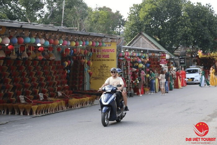 Bạn có thể sử dụng xe máy để chủ động lịch trình. (Ảnh Đại Việt tourist) Bạn có thể sử dụng xe máy để chủ động lịch trình. (Ảnh Đại Việt tourist)