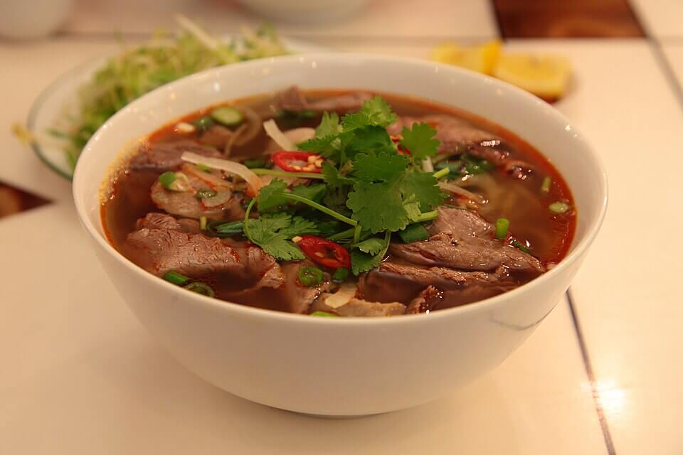 Bún bò Huế đại diện tiêu biểu cho ẩm thực miền Trung (nguồn sưu tầm) Bún bò Huế đại diện tiêu biểu cho ẩm thực miền Trung (nguồn sưu tầm)