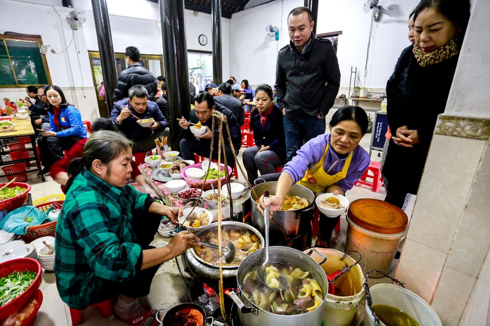 Bún bò mệ Kéo huyền thoại ẩm thực trong lòng thành phố Huế Bún bò mệ Kéo huyền thoại ẩm thực trong lòng thành phố Huế