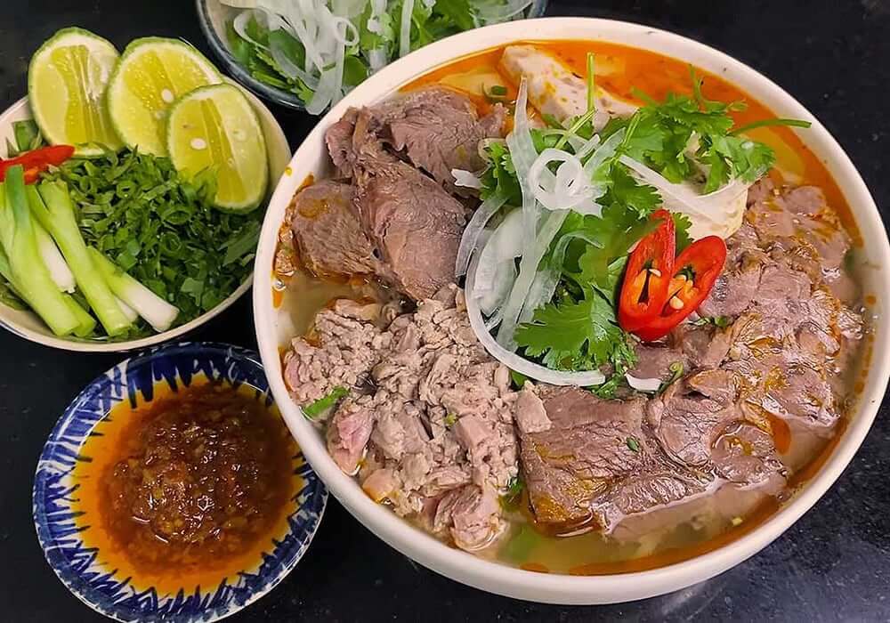 Bún bò món ăn đặc sản ở Huế mà du khách không thể bỏ qua (nguồn sưu tầm) Bún bò món ăn đặc sản ở Huế mà du khách không thể bỏ qua (nguồn sưu tầm)