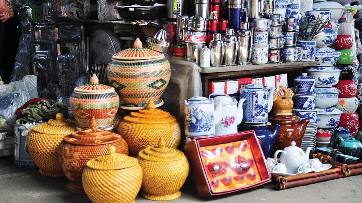 Các món đồ thủ công được chạm khắc tinh xảo trưng bày tại chợ (nguồn sưu tầm) Các món đồ thủ công được chạm khắc tinh xảo trưng bày tại chợ (nguồn sưu tầm)