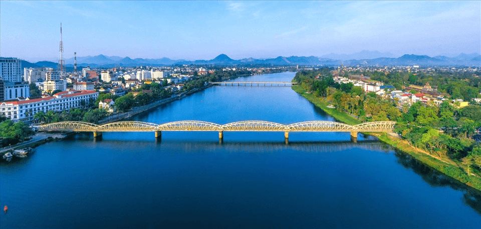 Cầu Tràng Tiền hiện lên với vẻ đẹp cổ kính và trầm mặc (Ảnh Sưu tầm) Cầu Tràng Tiền hiện lên với vẻ đẹp cổ kính và trầm mặc (Ảnh Sưu tầm)