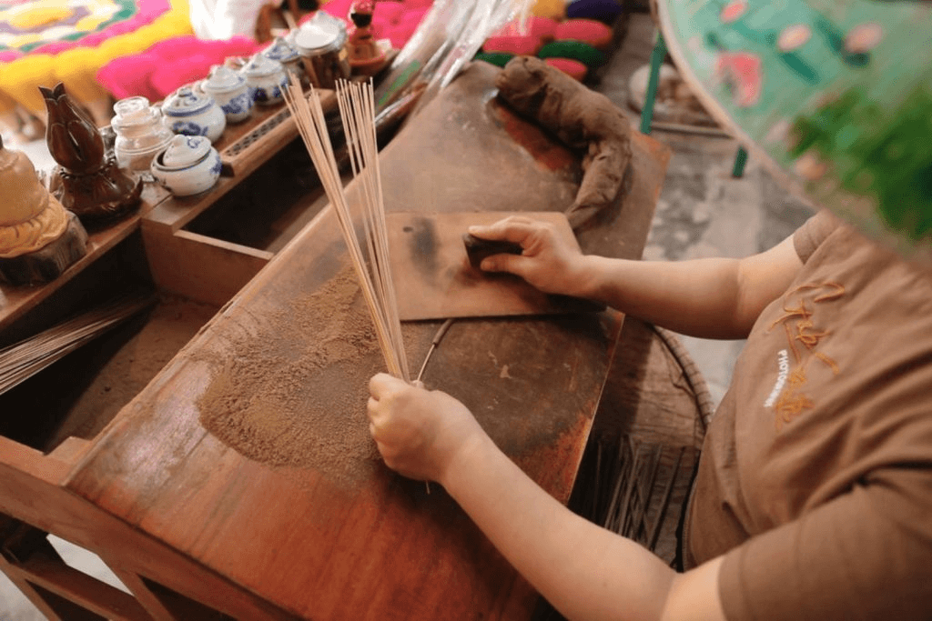 Chiêm ngưỡng quá trình làm hương tại làng hương Ảnh Internet Chiêm ngưỡng quá trình làm hương tại làng hương Ảnh Internet