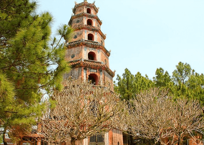 Chùa Thiên Mụ nơi linh thiêng liền kề với sông Hương Huế (Ảnh Sưu tầm) Chùa Thiên Mụ nơi linh thiêng liền kề với sông Hương Huế (Ảnh Sưu tầm)