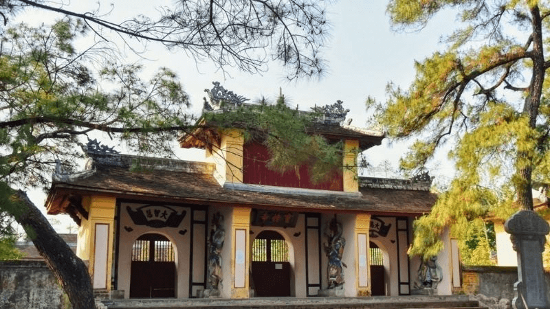 Cổng Tam Quan được thiết kế vô cùng tinh xảo và tỉ mỉ (Ảnh Sưu tầm)
