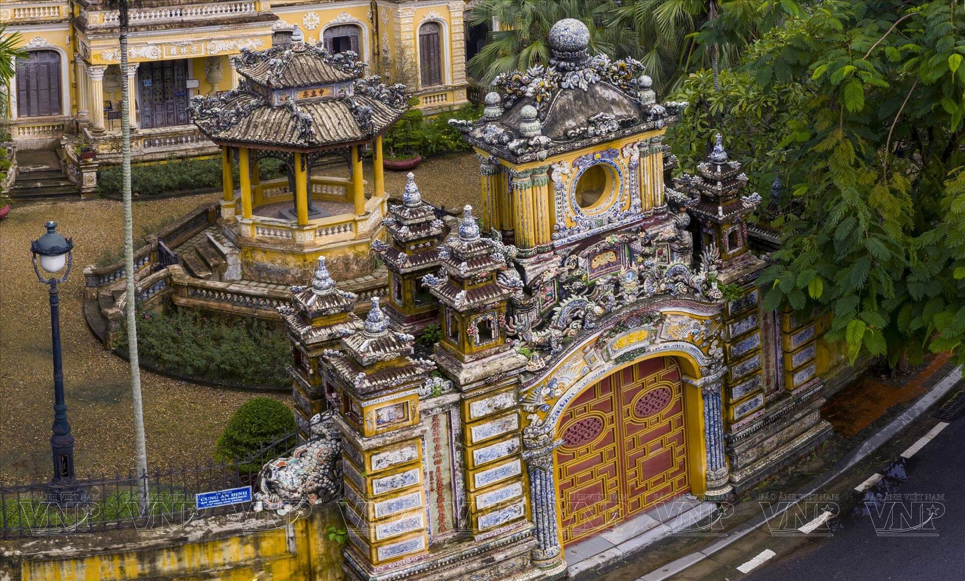 Cổng chính của Cung An Định Huế