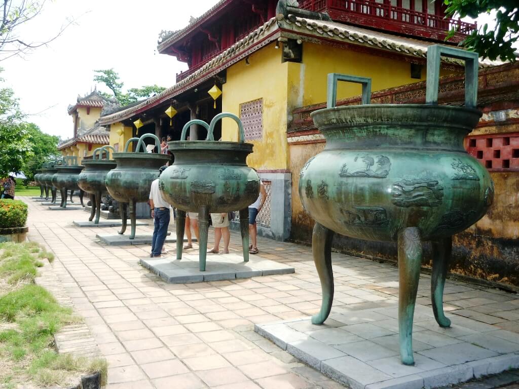 Cửu Đỉnh – đồng lớn tượng trưng cho chín đời vua Nguyễn từ Gia Long đến Khải Định Cửu Đỉnh – đồng lớn tượng trưng cho chín đời vua Nguyễn từ Gia Long đến Khải Định