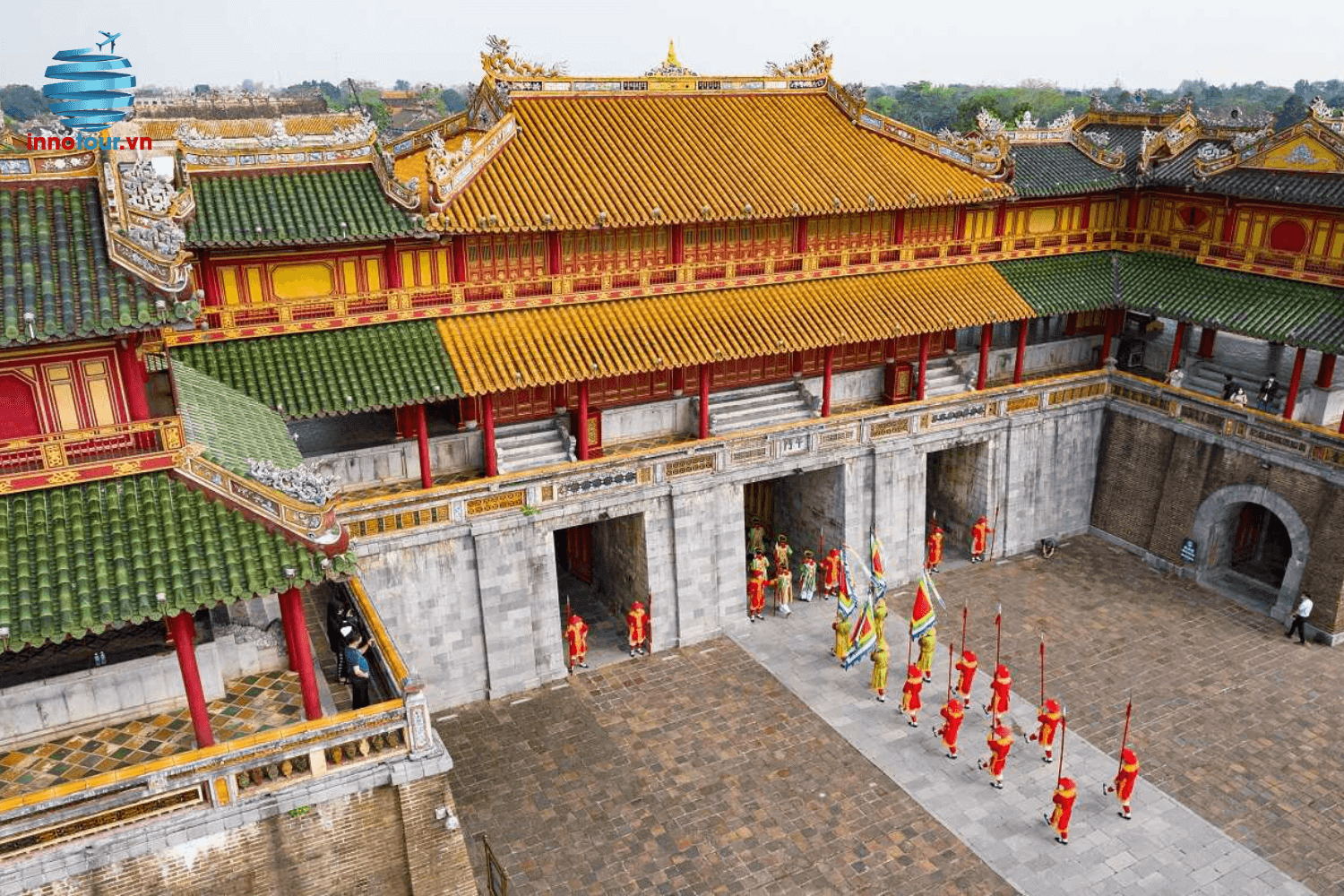 Đại Nội kinh thành Huế được xây dựng từ năm 1804 dưới thời vua Gia Long Đại Nội kinh thành Huế được xây dựng từ năm 1804 dưới thời vua Gia Long
