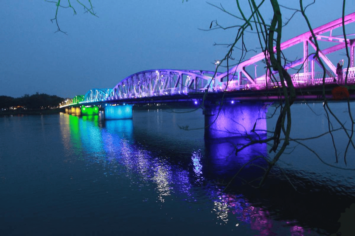 Dạo phố trên cầu Tràng Tiền về đêm Dạo phố trên cầu Tràng Tiền về đêm