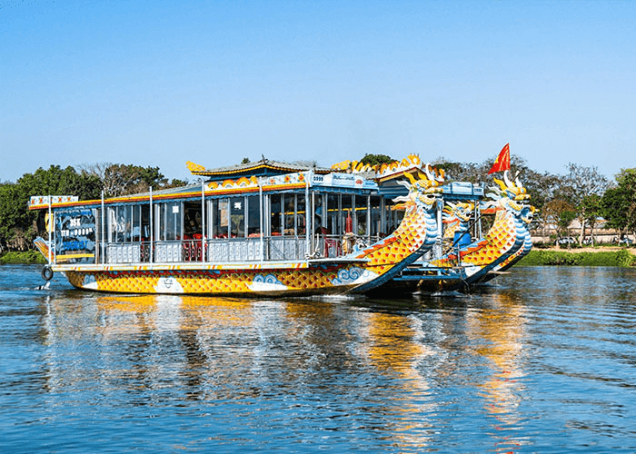 Đi du thuyền trên sông Hương hiện đang là một hoạt động ưa thích Đi du thuyền trên sông Hương hiện đang là một hoạt động ưa thích