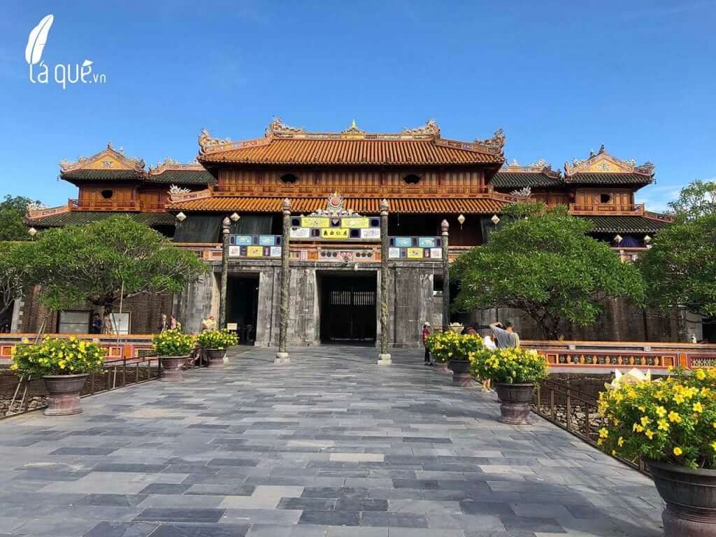 Điện Cần Chánh nơi làm việc hàng ngày của vua Điện Cần Chánh nơi làm việc hàng ngày của vua