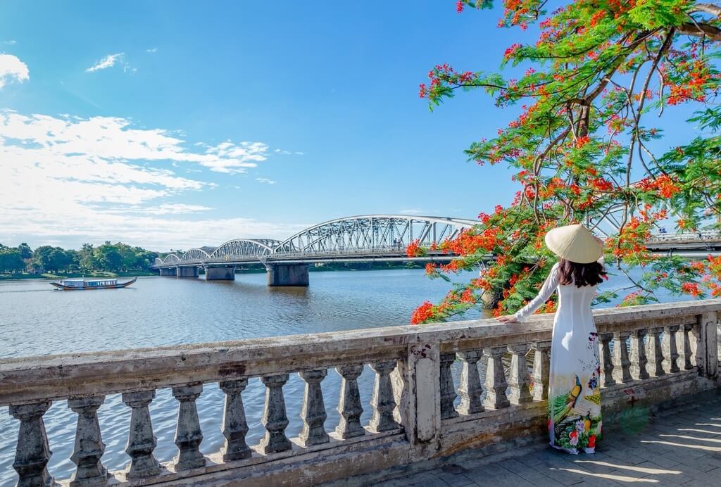 Dòng sông Hương thơ mộng trải dài khắp thành phố Huế (nguồn sưu tầm) Dòng sông Hương thơ mộng trải dài khắp thành phố Huế (nguồn sưu tầm)