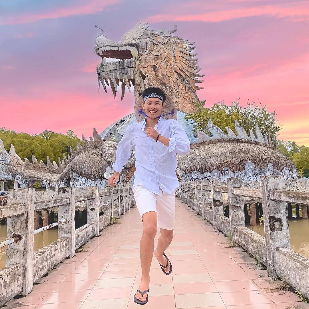 Du khách checkin công viên Thủy Tiên khi hoàng hôn buông xuống (nguồn sưu tầm) Du khách checkin công viên Thủy Tiên khi hoàng hôn buông xuống (nguồn sưu tầm)