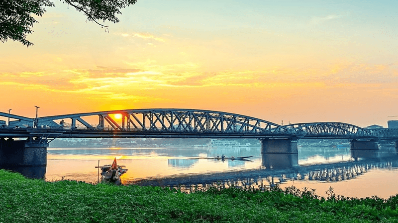 Du khách có thể gọi cầu Tràng Tiền hay Trường Tiền đều được (Ảnh Sưu tầm) Du khách có thể gọi cầu Tràng Tiền hay Trường Tiền đều được (Ảnh Sưu tầm)