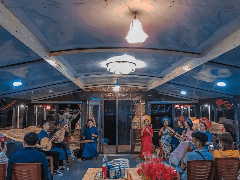 Du khách được nghe ca Huế trên du thuyền (Ảnh sưu tầm) Du khách được nghe ca Huế trên du thuyền (Ảnh sưu tầm)