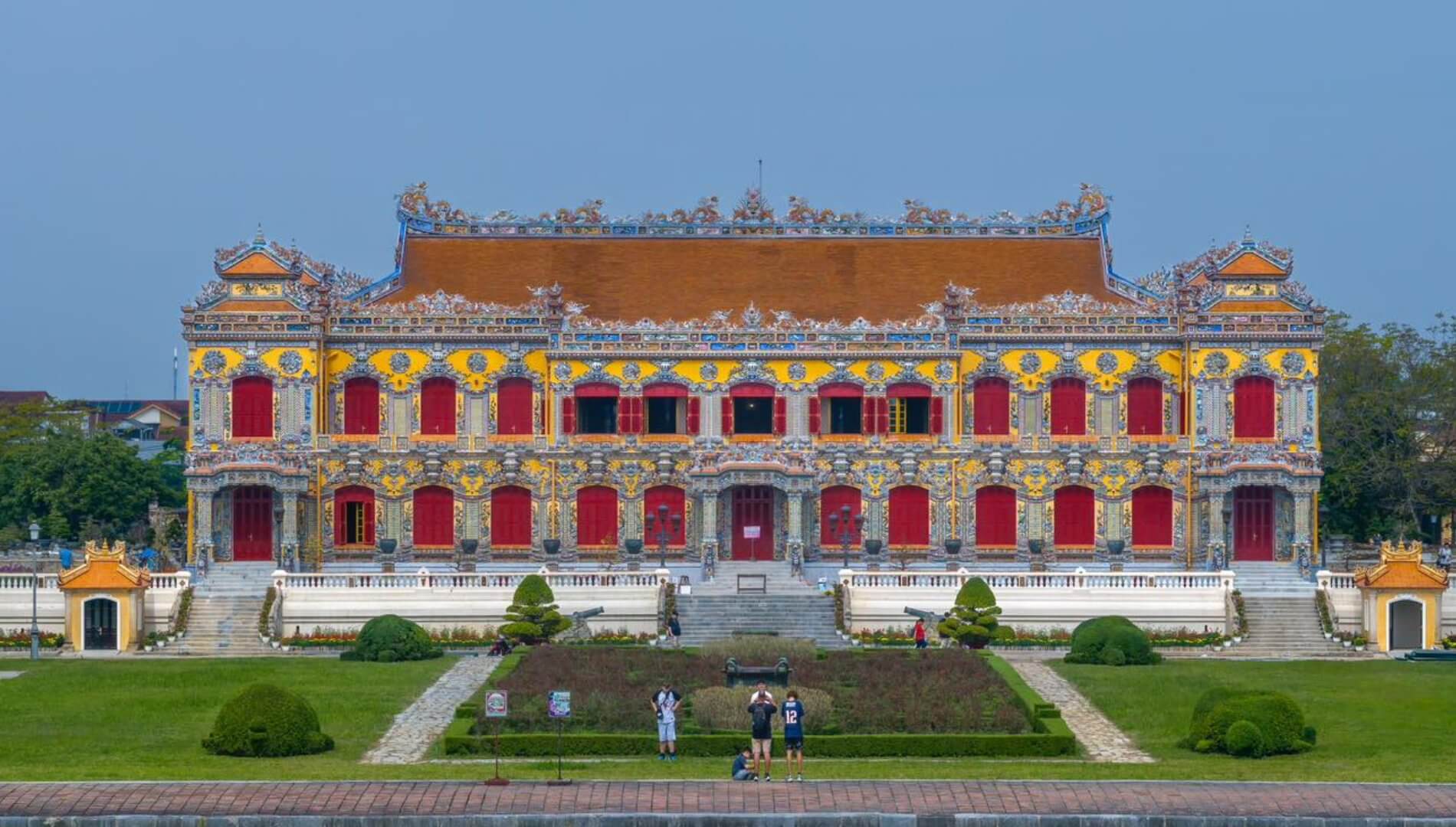 Du khách ghé thăm Điện Kiến Trung (Nguồn sưu tầm) Du khách ghé thăm Điện Kiến Trung (Nguồn sưu tầm)
