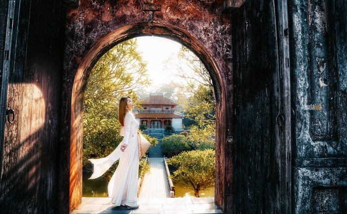Du khách khoác lên mình bộ áo dài khi thăm quan lăng Minh Mạng Huế (1) Du khách khoác lên mình bộ áo dài khi thăm quan lăng Minh Mạng Huế (1)