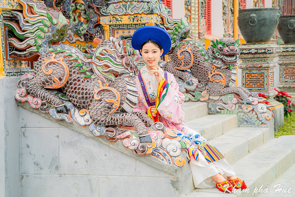 Du khách thích thú diện cổ phục tham quan Điện Kiến Trung ở Huế (nguồn sưu tầm) Du khách thích thú diện cổ phục tham quan Điện Kiến Trung ở Huế (nguồn sưu tầm)