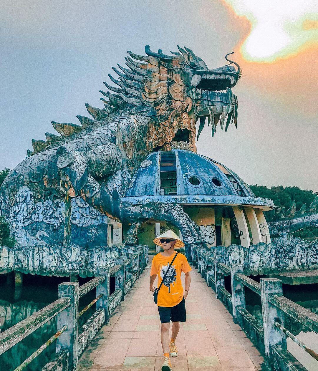 Du khách trong trang phục thoải mái đến checkin hồ Thủy Tiên (nguồn sưu tầm) Du khách trong trang phục thoải mái đến checkin hồ Thủy Tiên (nguồn sưu tầm)