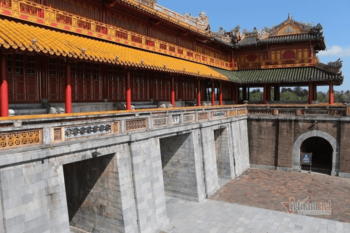 Hai cánh cửa là lối đi dành cho các quan văn và quan võ (Ảnh Sưu tầm) Hai cánh cửa là lối đi dành cho các quan văn và quan võ (Ảnh Sưu tầm)