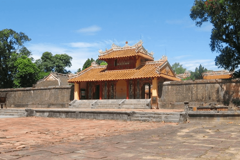Hiển Đức Môn cánh cổng dẫn vào khu vực tẩm điện của vua Minh Mạng (Ảnh sưu tầm) Hiển Đức Môn cánh cổng dẫn vào khu vực tẩm điện của vua Minh Mạng (Ảnh sưu tầm)