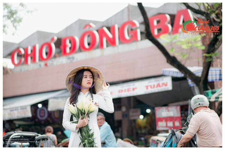 Hóa thân thành nàng thơ giữa lòng phố Huế trong bộ áo dài (nguồn sưu tầm) Hóa thân thành nàng thơ giữa lòng phố Huế trong bộ áo dài (nguồn sưu tầm)