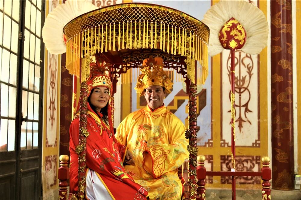 Khách du lịch hóa trang vua chúa tại Đại Nội Huế Khách du lịch hóa trang vua chúa tại Đại Nội Huế