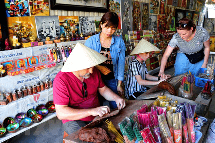 Khách nước ngoài trải nghiệm công đoạn làm hương (Ảnh sưu tầm) Khách nước ngoài trải nghiệm công đoạn làm hương (Ảnh sưu tầm)