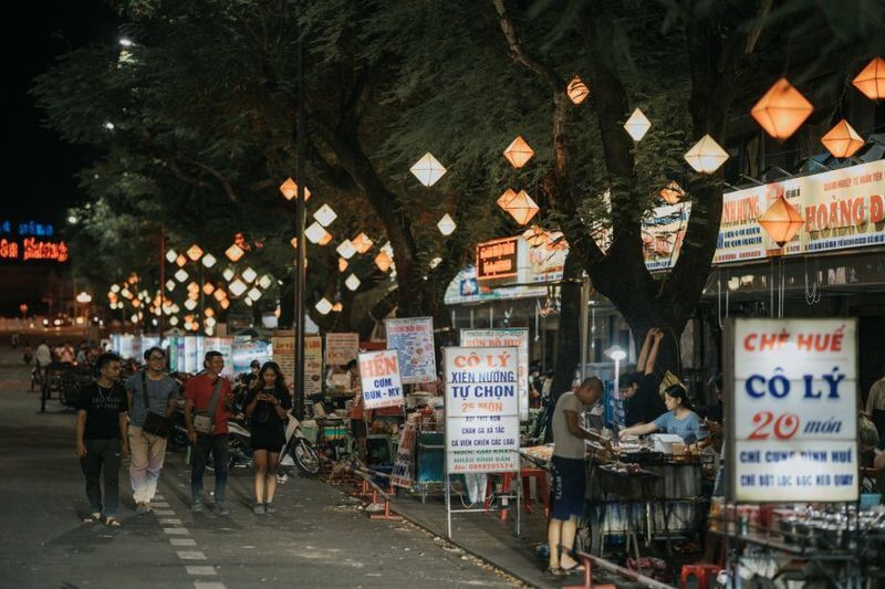Khu ẩm thực ngoài trời đẹp như phố cổ khi trời đã tối (nguồn sưu tầm) Khu ẩm thực ngoài trời đẹp như phố cổ khi trời đã tối (nguồn sưu tầm)
