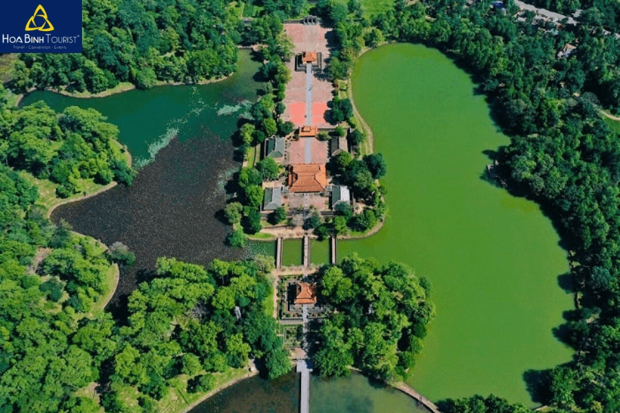 Khung cảnh lăng Minh Mạng nhìn từ trên cao (Nguồn Hòa Bình Tourist) Khung cảnh lăng Minh Mạng nhìn từ trên cao (Nguồn Hòa Bình Tourist)