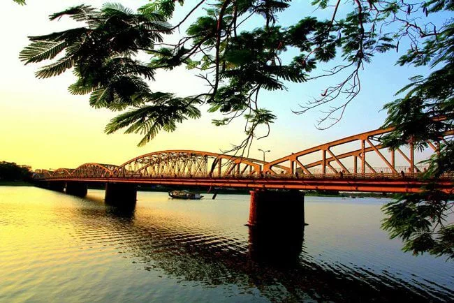 Mặt sông lấp lánh dưới nắng hè, rực rỡ sắc đỏ của hoa phượng vĩ ven bờ. Mặt sông lấp lánh dưới nắng hè, rực rỡ sắc đỏ của hoa phượng vĩ ven bờ.