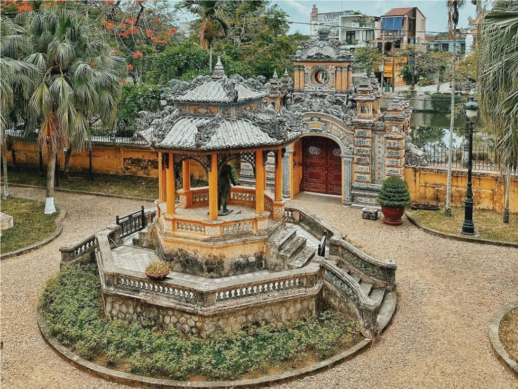 Một phần Khải Tường Lâu đang được tu sửa