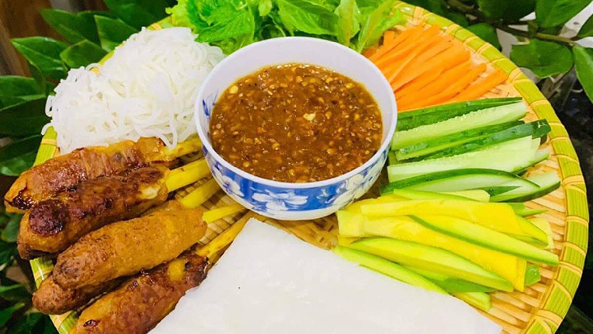 Nem lụi nướng một trong những ẩm thực Huế không thể bỏ qua (nguồn sưu tầm) Nem lụi nướng một trong những ẩm thực Huế không thể bỏ qua (nguồn sưu tầm)