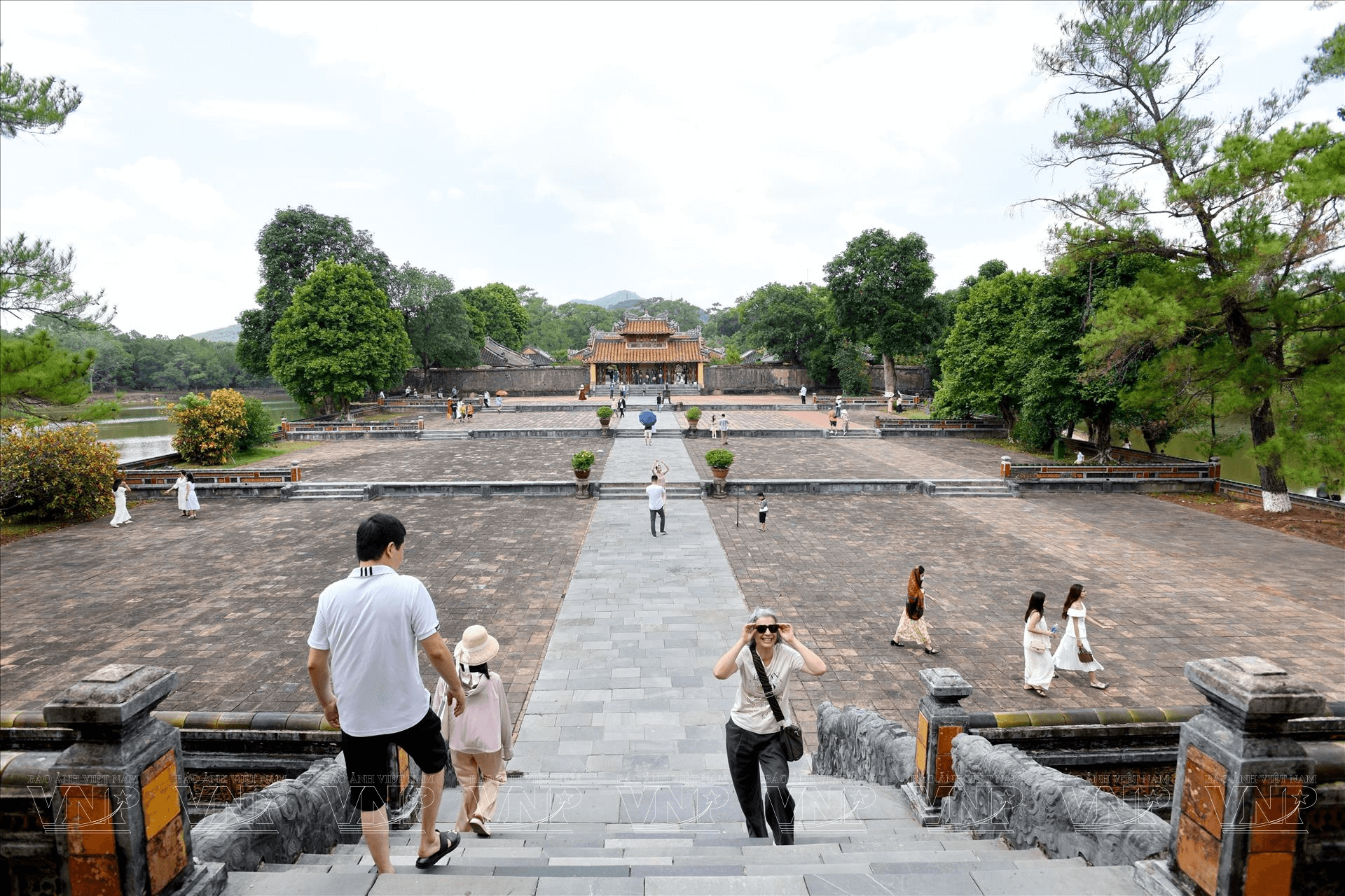 Nên đi vào tháng 3 đến tháng 8 để tận hưởng thời tiết đẹp tại Lăng Tự Đức (Ảnh sưu tầm)
