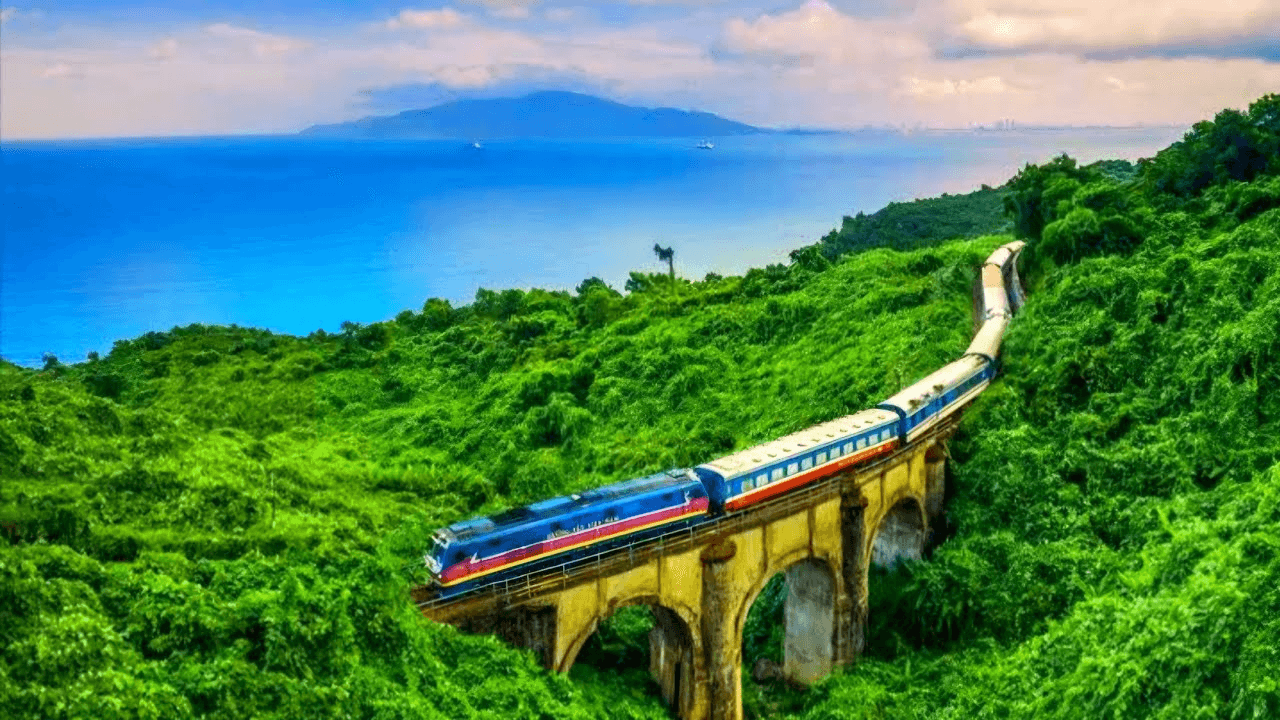 Ngắm nhìn cung đường đèo Hải Vân qua tàu di sản Đà Nẵng Huế Ngắm nhìn cung đường đèo Hải Vân qua tàu di sản Đà Nẵng Huế