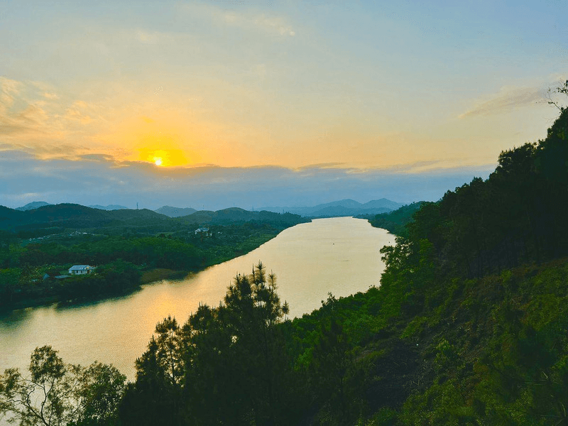 Ngắm nhìn sông Hương từ núi Ngự Bình Ngắm nhìn sông Hương từ núi Ngự Bình