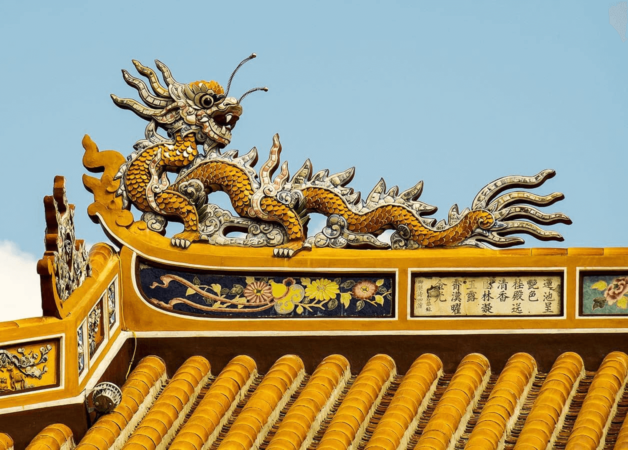 Ngói Lưu Ly tạo nên vẻ đẹp riêng cho Lầu Ngũ Phụng (Ảnh Sưu tầm) Ngói Lưu Ly tạo nên vẻ đẹp riêng cho Lầu Ngũ Phụng (Ảnh Sưu tầm)