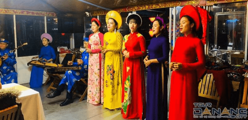 Nhã nhạc cung đình Huế về đêm (Ảnh Tourdanang) Nhã nhạc cung đình Huế về đêm (Ảnh Tourdanang)