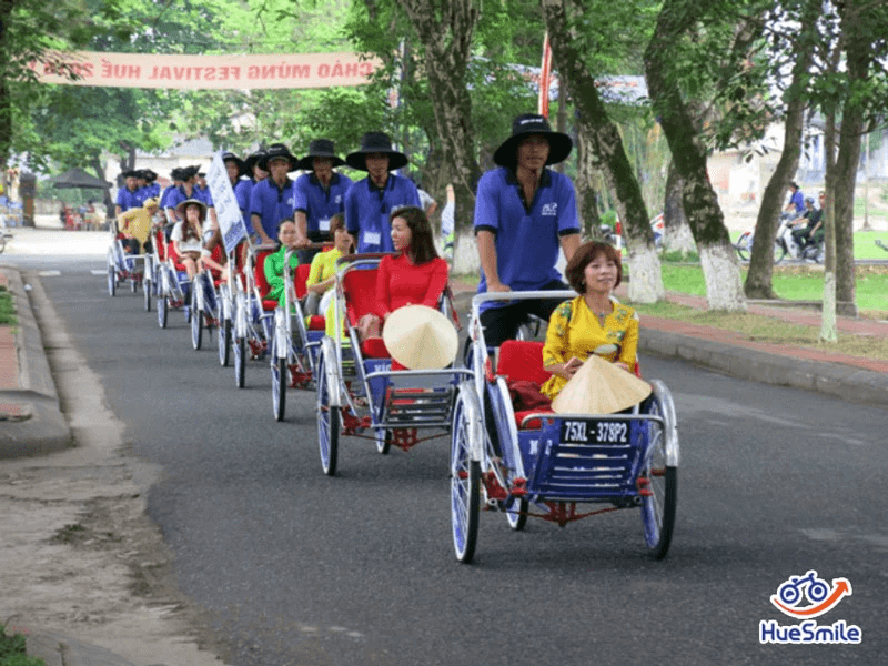Nhiều du khách an tâm lựa chọn trải nghiệm xích lô (Ảnh Huesmile) Nhiều du khách an tâm lựa chọn trải nghiệm xích lô (Ảnh Huesmile)