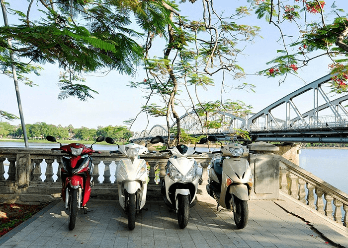 Nhiều du khách lựa chọn thuê xe máy đến các địa điểm du lịch ở Huế (Ảnh sưu tầm) Nhiều du khách lựa chọn thuê xe máy đến các địa điểm du lịch ở Huế (Ảnh sưu tầm)