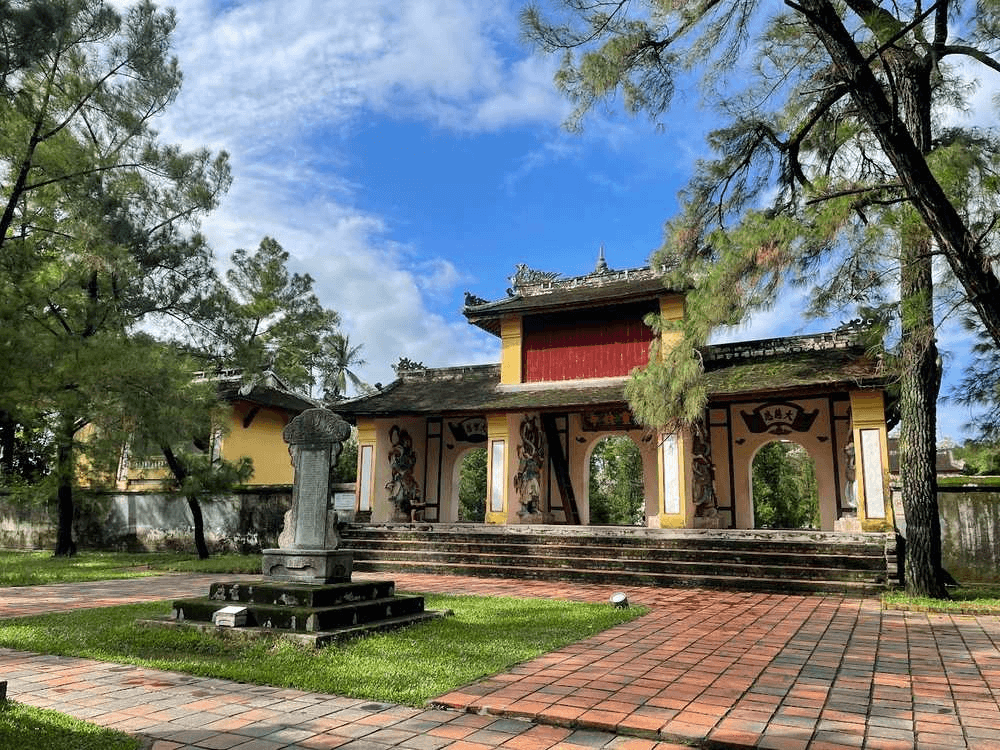 Phía trong cửa Nghi Môn (Ảnh Sưu tầm)