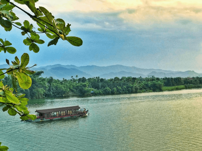 Sông Hương biểu tượng vẻ đẹp của xứ Huế (Ảnh sưu tầm) Sông Hương biểu tượng vẻ đẹp của xứ Huế (Ảnh sưu tầm)