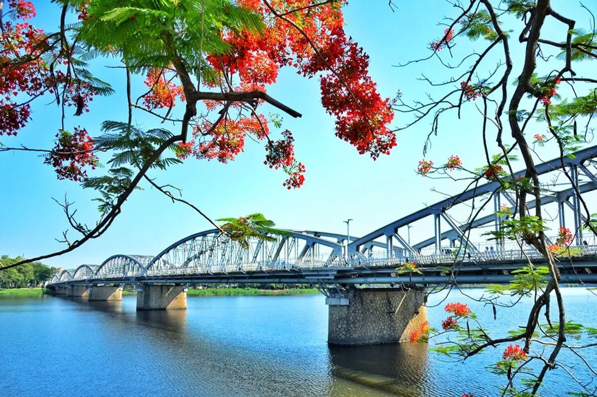 Sông Hương mùa xuân trong xanh, hiền hòa, hai bên bờ là màu xanh non mơn mởn của cây cối. Sông Hương mùa xuân trong xanh, hiền hòa, hai bên bờ là màu xanh non mơn mởn của cây cối.