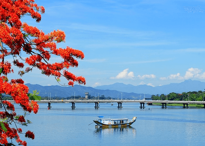 Sông Hương nằm ở trung tâm thành phố Huế (Ảnh Sưu tầm) Sông Hương nằm ở trung tâm thành phố Huế (Ảnh Sưu tầm)