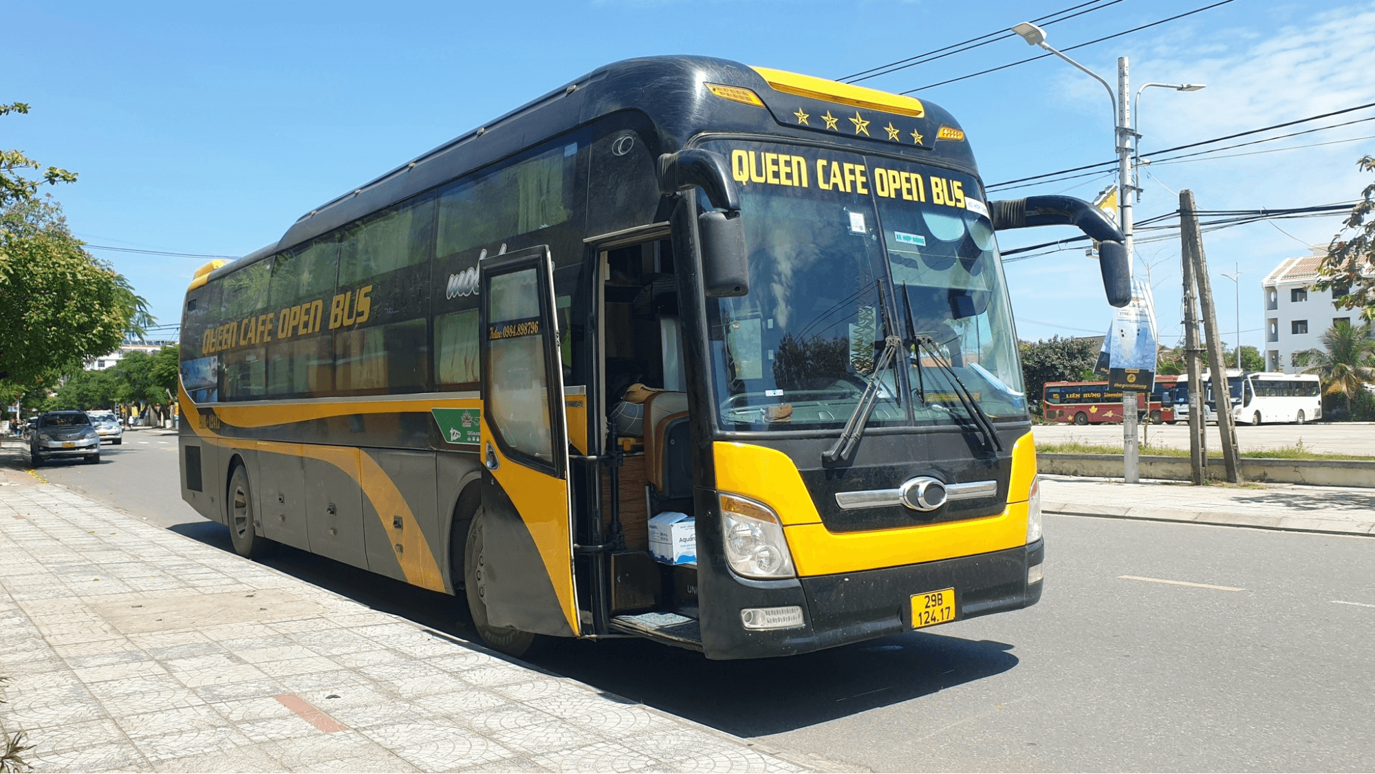 Tận hưởng chuyến đi thư giãn và thuận tiện cùng Queen Cafe Open Bus Tận hưởng chuyến đi thư giãn và thuận tiện cùng Queen Cafe Open Bus